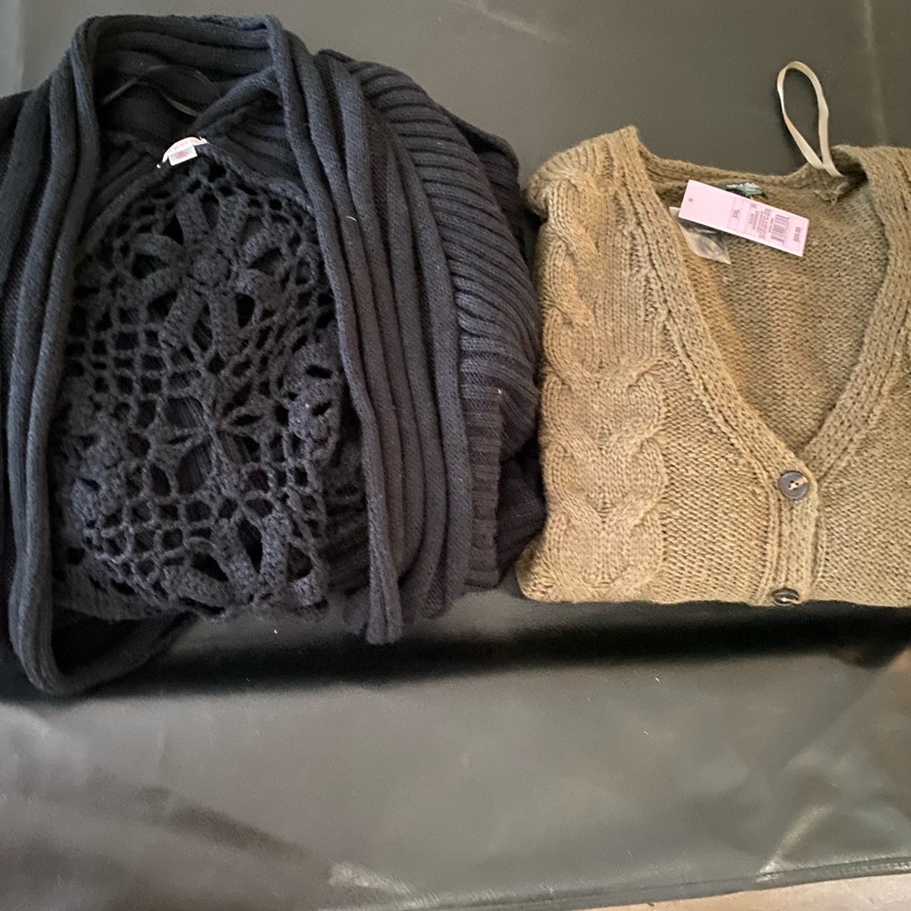 Two cute sweaters - Picture 2 of 10